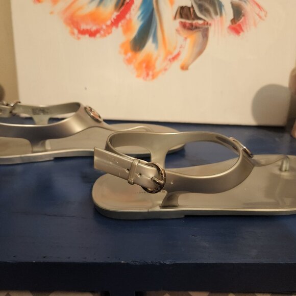 Wmn 6M MICHAEL KORS silver|gray pvc  jelly flat thong ankle strap|buckle sandal - Picture 7 of 9